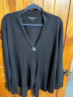 Cable & Gauge Black Ribbed V‑Neck Button Cardigan